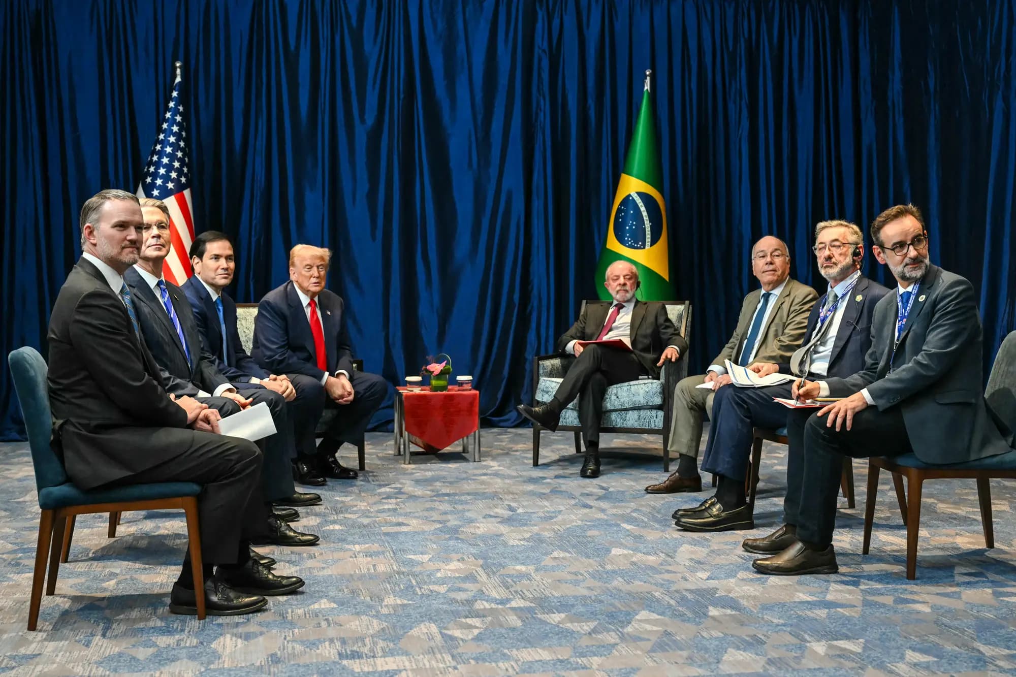 <em>El presidente brasileño Luiz Inácio Lula da Silva (centro derecha) se reúne con el presidente estadounidense Donald Trump (centro izquierda) durante una reunión bilateral al margen de la 47.ª Cumbre de la ASEAN en Kuala Lumpur, Malasia, el 26 de octubre de 2025.( Andrew Caballero-Reynolds/AFP vía Getty Images)</em>
