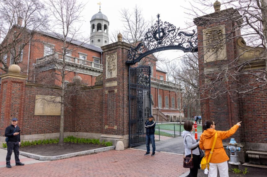 Trump alega que su gobierno reclamará USD 1000 millones a Harvard por daños