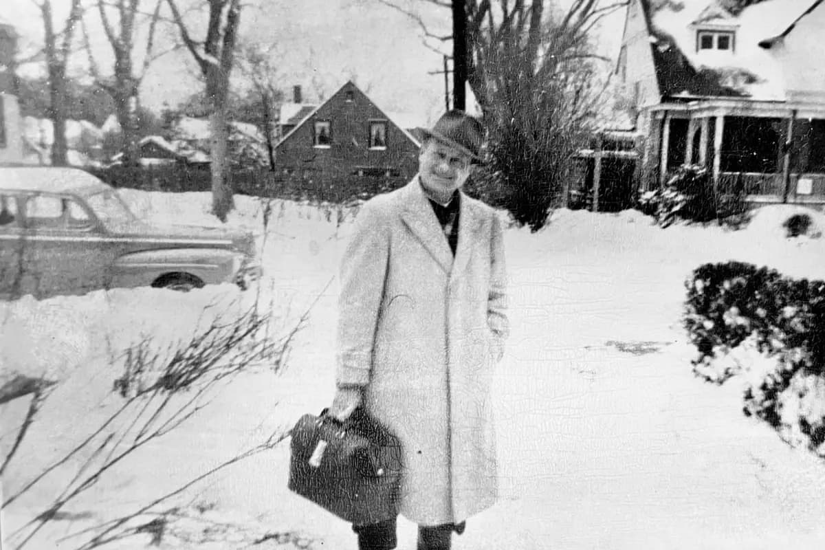 El Dr. Felix Ittleman en una visita domiciliaria de invierno en Great Neck, Nueva York, alrededor de 1950. (Fotografía proporcionada por Frank Ittleman).