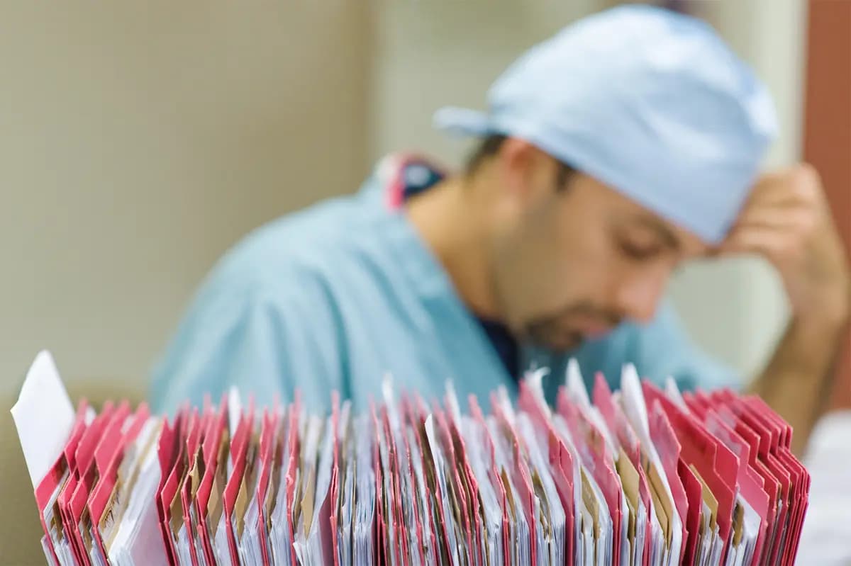 A medida que las enfermedades crónicas aumentaban, el papeleo se multiplicaba. Los médicos dedicaban casi dos horas a la documentación por cada hora de atención presencial. (Reza Estakhrian/Getty Images)