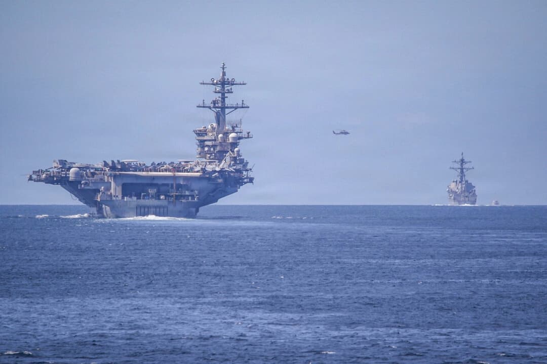 Un MH-60R Sea Hawk, asignado al Escuadrón de Helicópteros de Ataque Marítimo (HSM) 71, vuela entre el portaaviones USS Abraham Lincoln (CVN 72) , el 25 de diciembre de 2025. (Christian Kibler, especialista en comunicación de masas de tercera clase/Marina de EE. UU.)