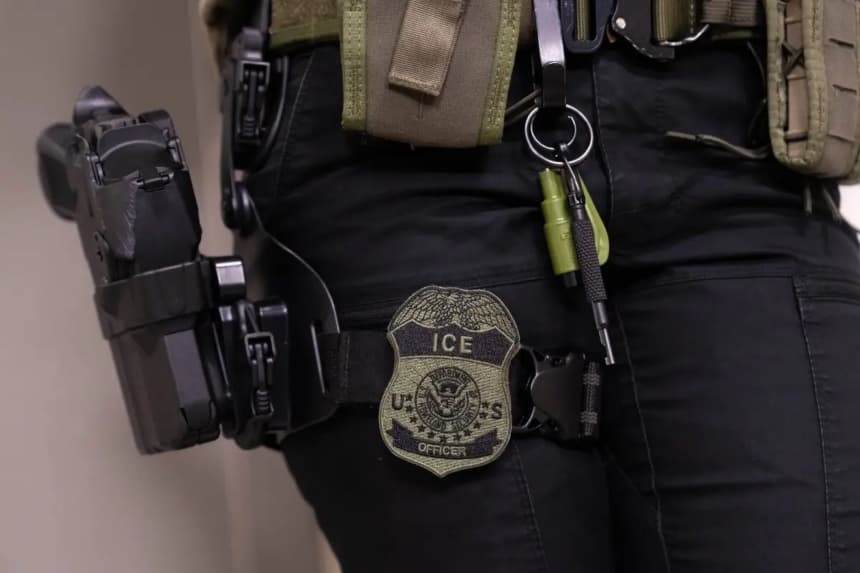 Un agente del Servicio de Inmigración y Control de Aduanas (ICE) frente al tribunal de inmigración, en el edificio federal Jacob K. Javits de Nueva York, el 10 de junio de 2025. (Adam Gray/Getty Images)