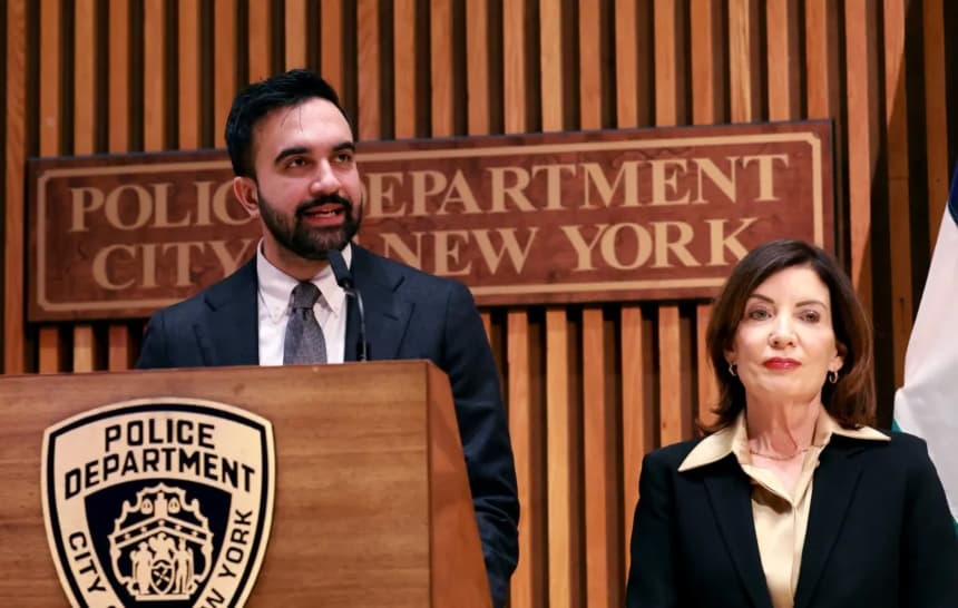 El alcalde de la ciudad de Nueva York, Zohran Mamdani (izquierda), y la gobernadora de Nueva York, Kathy Hochul (derecha), asisten a una rueda de prensa en la sede de la policía de Nueva York, el 6 de enero de 2026. (Spencer Platt/Getty Images)