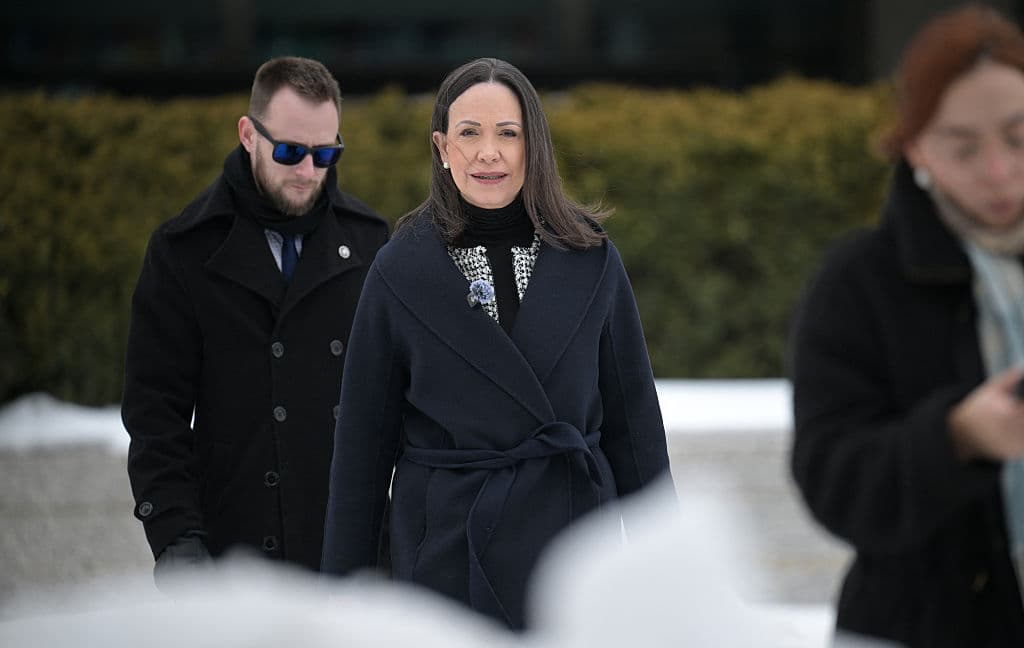 <em>La líder de la oposición venezolana María Corina Machado llega para hablar con la prensa tras reunirse con el secretario de Estado estadounidense Marco Rubio en el Departamento de Estado de EE. UU. en Washington D. C., el 28 de enero de 2026. (Oliver Contreras / AFP a través de Getty Images)</em>