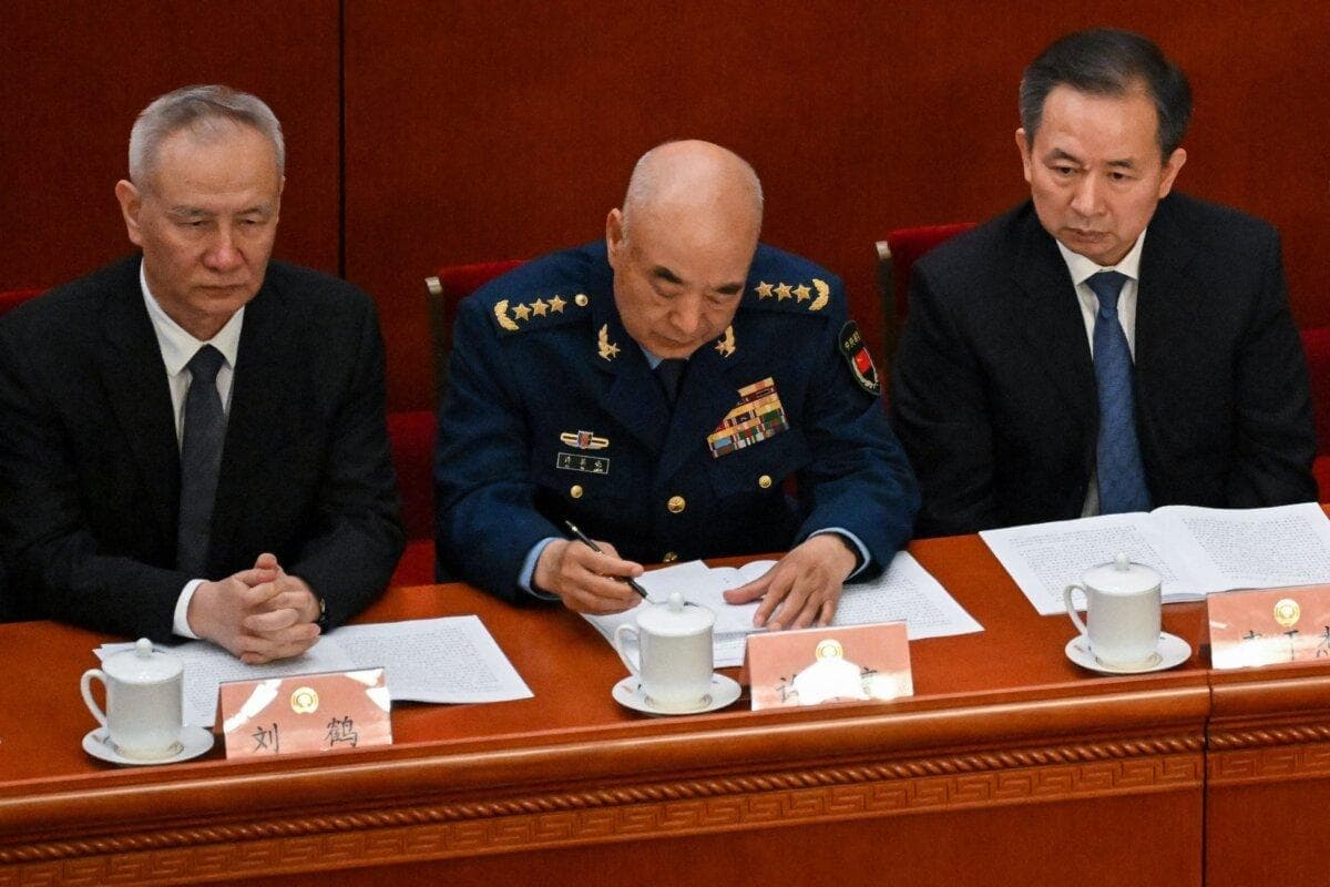 (De izquierda a derecha) El viceprimer ministro chino Liu He, el vicepresidente de la Comisión Militar Central de China Xu Qiliang y el miembro del Buró Político del Comité Central Li Ganjie asisten a la ceremonia de apertura de la Conferencia Consultiva Política del Pueblo Chino en el Gran Salón del Pueblo en Beijing el 4 de marzo de 2023. (Noel Celis/AFP vía Getty Images)