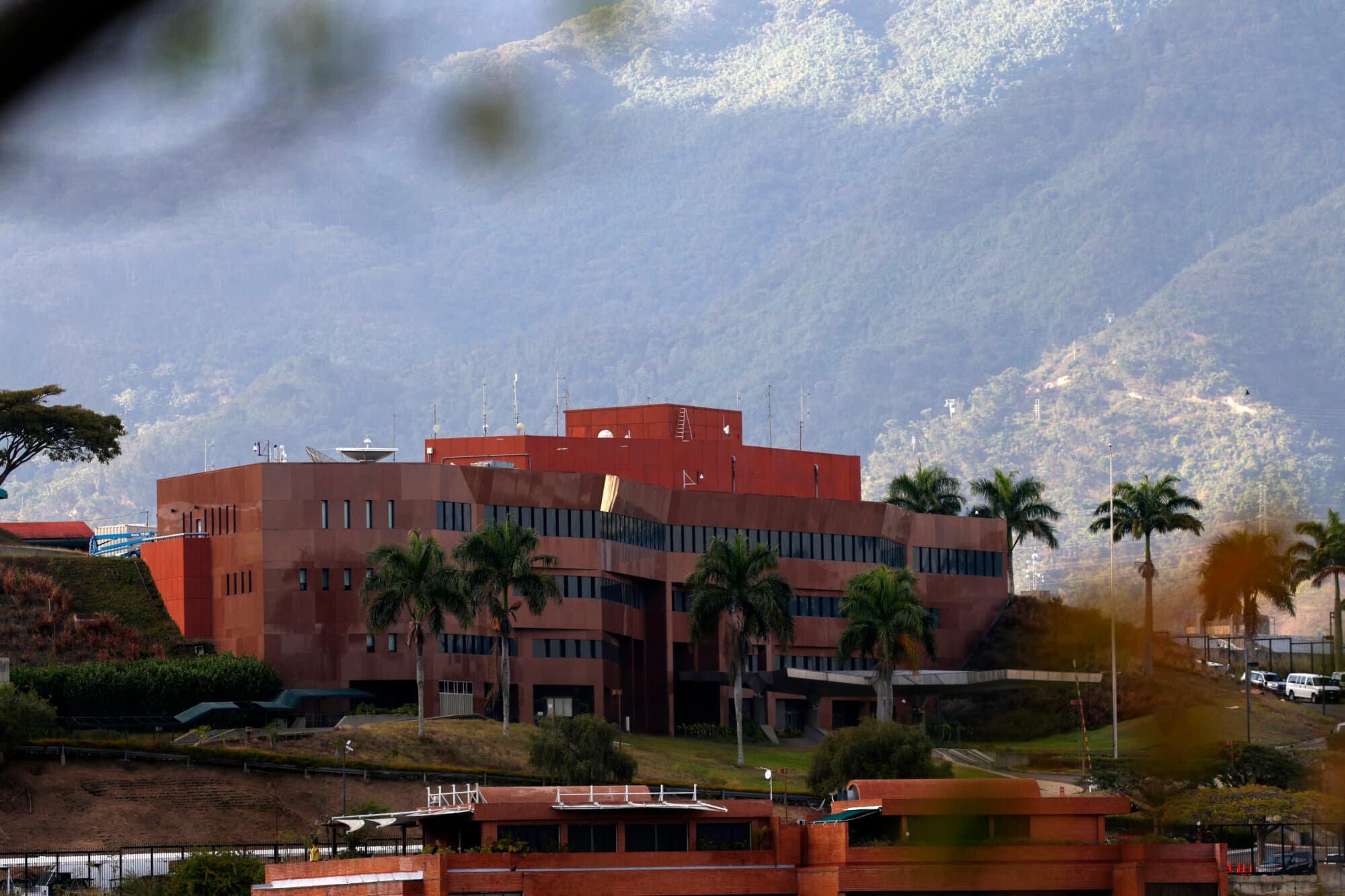 <em>La embajada de Estados Unidos en Caracas el 31 de enero de 2026. (Pedro MATTEY / AFP vía Getty Images)</em>