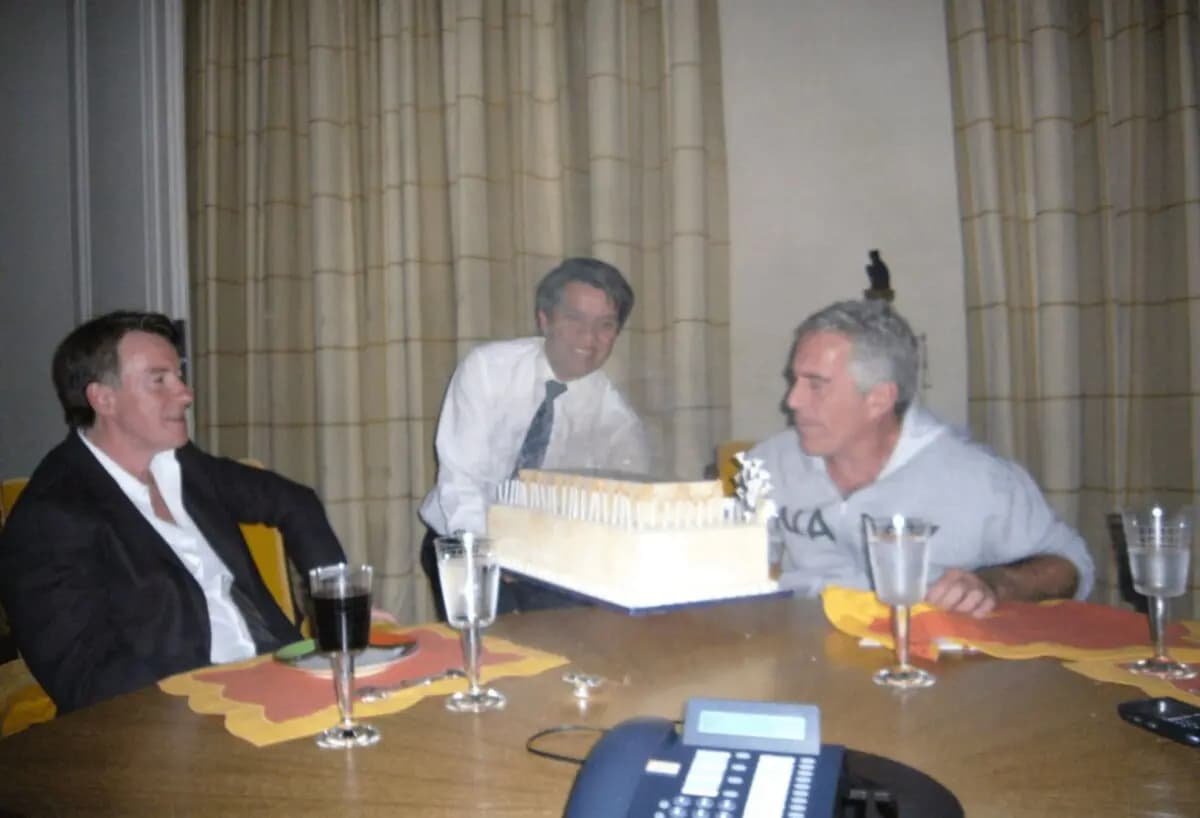 Lord Mandelson con el delincuente sexual y financiero Jeffrey Epstein, condenado por delitos sexuales. (Departamento de Justicia de EE. UU./PA).