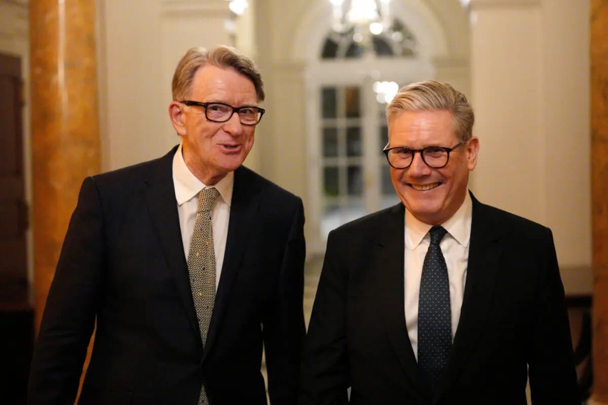 El primer ministro británico, Sir Keir Starmer, fotografiado con el embajador estadounidense y el líder laborista Lord Mandelson en una foto de archivo sin fecha. (Carl Court/PA).
