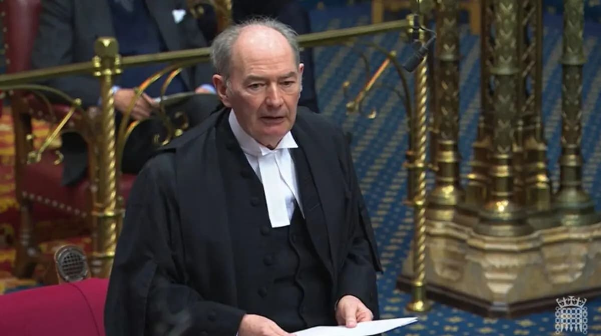El presidente de la Cámara Alta, Lord Forsyth of Drumlean, anuncia en la Cámara Alta, en Londres, que Lord Mandelson dimitirá de su cargo en la cámara alta tras las acusaciones de que pasó información sensible para el mercado al financiero pedófilo Jeffrey Epstein el 3 de febrero de 2026. (Cámara Alta/Captura de pantalla vía The Epoch Times).