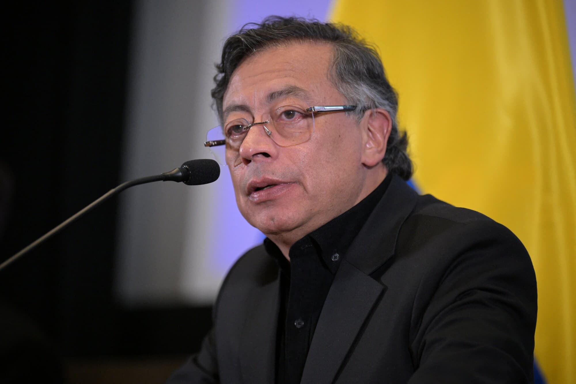 El presidente colombiano Gustavo Petro habla durante una rueda de prensa en la embajada colombiana en Washington D. C., el 3 de febrero de 2026. Petro elogió su reunión con su homólogo estadounidense Donald Trump, quien lo invitó a la Casa Blanca tras meses de criticar al líder izquierdista. (Oliver Contreras / AFP vía Getty Images)
