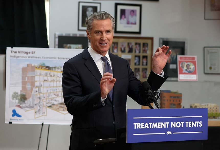 El gobernador de California, Gavin Newsom, habla durante una conferencia de prensa en la Asociación Friendship House de Indígenas Americanos, en San Francisco, California, el 16 de enero de 2026. (Justin Sullivan/Getty Images)