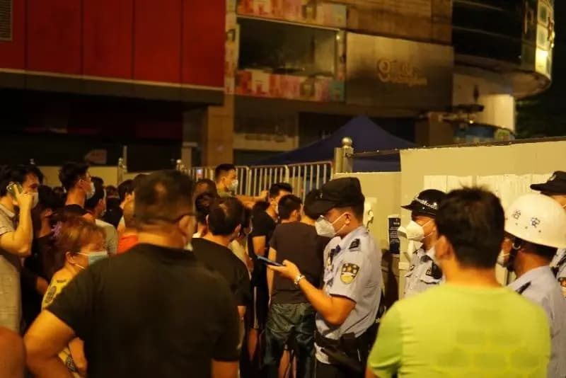Cientos de manifestantes de la aldea de Luocun, en la ciudad de Dali, provincia de Guangdong (China), exigen el levantamiento del confinamiento que dura ya más de 20 días. (Cortesía: entrevistado por The Epoch Times)