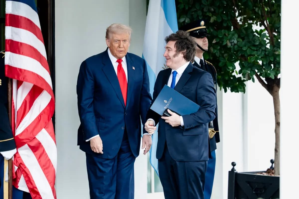 El presidente de Estados Unidos, Donald Trump, saluda al presidente argentino Javier Milei en la Casa Blanca el 14 de octubre de 2025. (Madalina Kilroy/The Epoch Times)