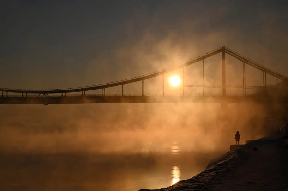 Una persona contempla la salida del sol sobre el río Dniéper en Kiev el 4 de febrero de 2026. (Sergei Supinsky/AFP vía Getty Images).