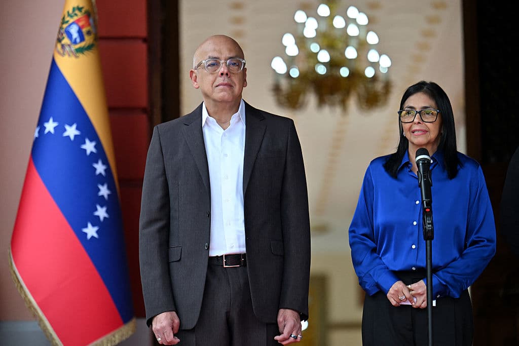<em>La presidente interina de Venezuela, Delcy Rodríguez (derecha), habla junto al presidente de la Asamblea Nacional, Jorge Rodríguez, durante una rueda de prensa en el Palacio Presidencial de Miraflores, en Caracas, el 14 de enero de 2026. (Juan BARRETO / AFP vía Getty Images)</em>