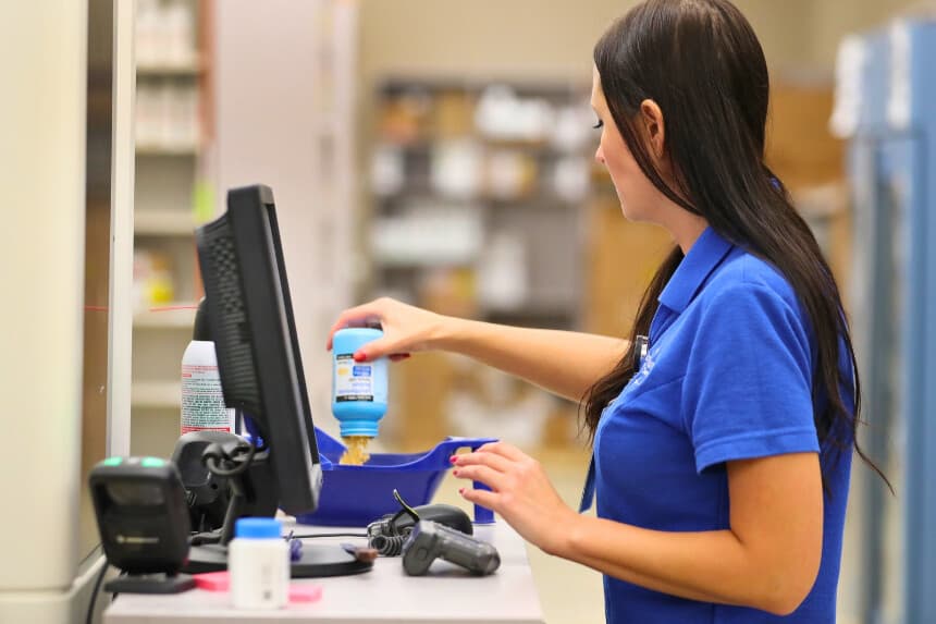 MIDVALE, UTAH - 10 DE SEPTIEMBRE: Un técnico farmacéutico llena un recipiente con pastillas para introducirlas en una máquina dispensadora de medicamentos para una línea automatizada en la farmacia central de Intermountain Heathcare el 10 de septiembre de 2018 en Midvale, Utah. IHC, junto con otros hospitales y organizaciones filantrópicas, está lanzando una empresa sin ánimo de lucro de medicamentos genéricos llamada "Civica Rx" para ayudar a reducir el coste y la escasez de los medicamentos genéricos. (Foto de George Frey/Getty Images).