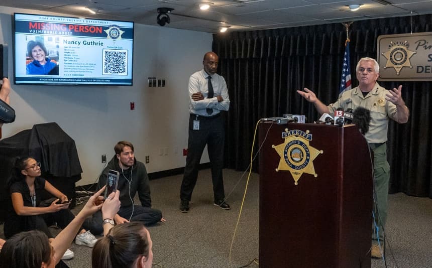 El sheriff del condado de Pima, Chris Nanos, habla con los medios el 3 de febrero de 2026 en Tucson, Arizona. Respondía preguntas sobre la búsqueda de Nancy Guthrie, la madre desaparecida de la presentadora de NBC, Savannah Guthrie. (Jan Sonnenmair/Getty Images)