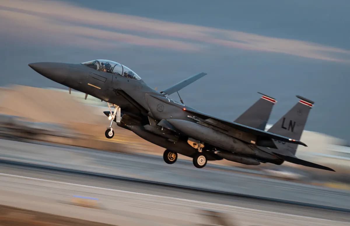 Un F-15E Strike Eagle de la Fuerza Aérea de los Estados Unidos asignado al 494.º Escuadrón de Caza Expedicionario aterriza en una base en Oriente Medio el 18 de enero de 2026. (Cortesía del Mando Central de los Estados Unidos).