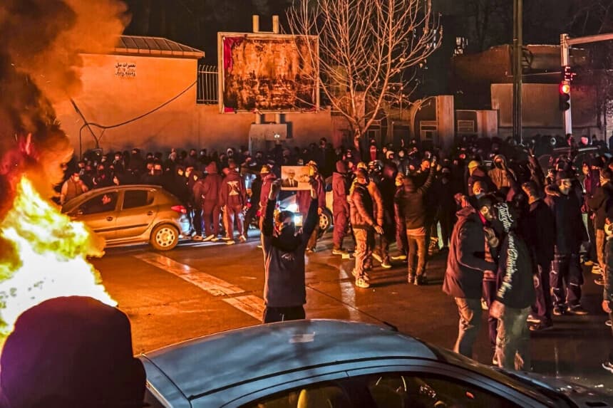 Iraníes bloquean una calle en Teherán, el 9 de enero de 2026. (East Images/AFP vía Getty Images)