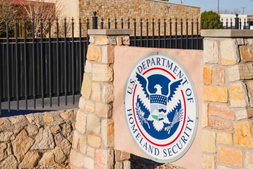Centro de tramitación del Servicio de Inmigración y Control de Aduanas (ICE) en El Paso, Texas, el 13 de febrero de 2025. (Justin Hamel/AFP a través de Getty Images).