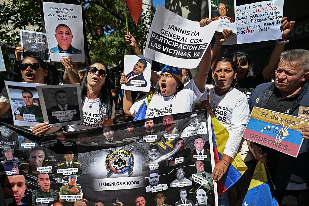 Familiares de presos políticos se manifiestan para exigir su liberación frente al tribunal de Caracas el 5 de febrero de 2026. El Parlamento venezolano debate desde el jueves un proyecto de ley de amnistía que ampara a los acusados de "traición", "terrorismo" e "incitación al odio", delitos que solían imputarse a los presos políticos. (Juan BARRETO / AFP vía Getty Images)