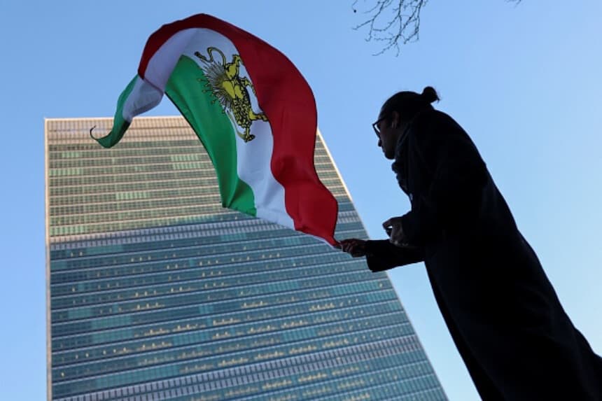 Trump ordena aranceles del 25 por ciento a países que comercian con Irán