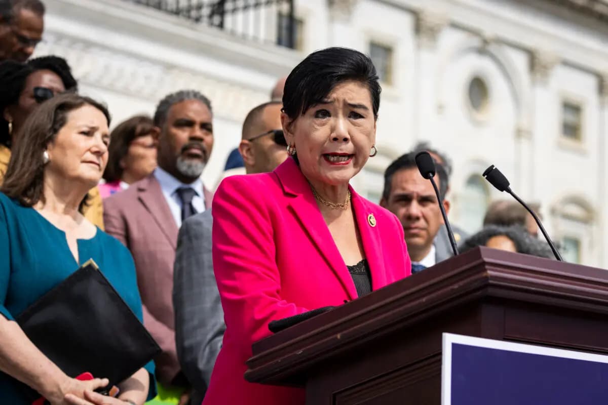 La representante Judy Chu (D-California) habla durante una rueda de prensa con otros demócratas de la Cámara de Representantes en Washington el 27 de junio de 2024. (Samuel Corum/Getty Images)