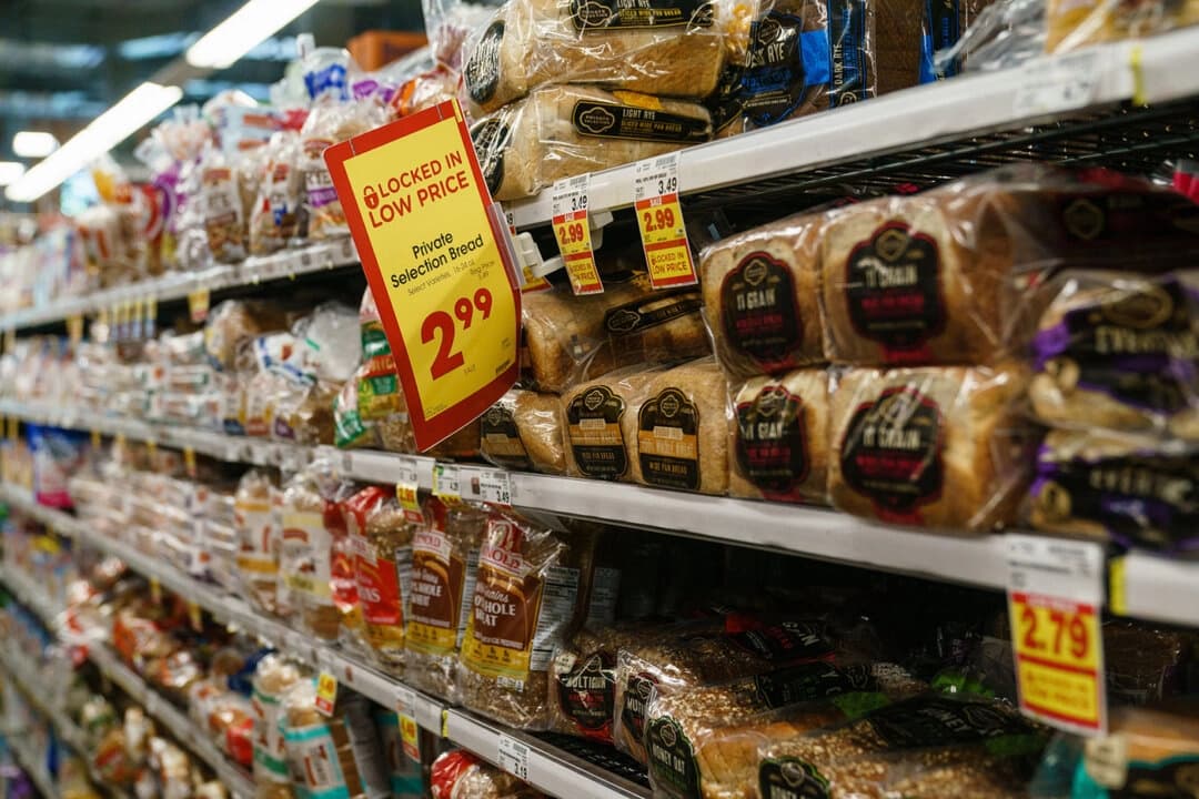 Panes en un supermercado Kroger, en Atlanta, el 14 de octubre de 2022. (Elijah Nouvelage/AFP vía Getty Images)