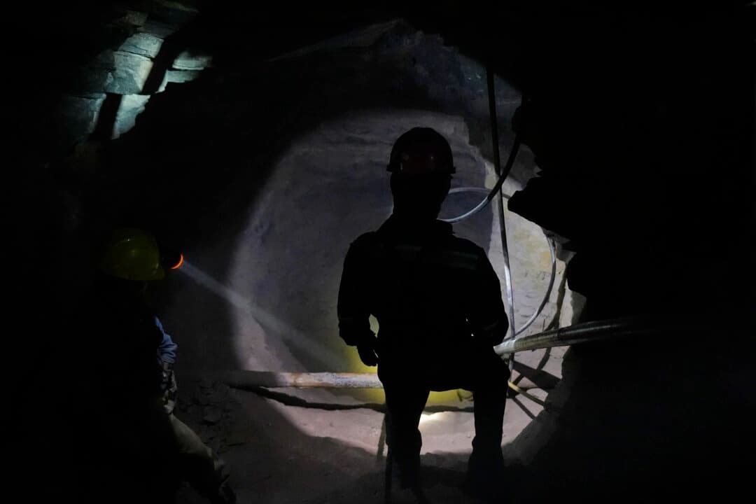 Un minero ilumina uno de los túneles para que sus colegas puedan ver la salida. San Joaquín, México, el 19 de agosto de 2025. (Fernando Llano/Foto AP)