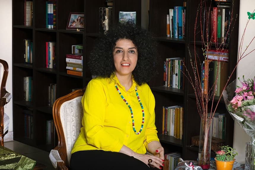 Narges Mohammadi, una defensora de los derechos de las mujeres iraníes encarcelada, ganó el Premio Nobel de la Paz 2023 "por su lucha contra la opresión de las mujeres en Irán y su lucha por promover los derechos humanos y la libertad para todos", según el Comité Noruego del Nobel. (REIHANE TARAVATI/Middle East Images/AFP vía Getty Images)