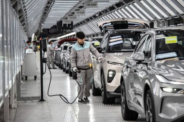 Un trabajador inspecciona el sistema de carga de un vehículo en Hefei, China, el 17 de enero de 2025. (Kevin Frayer/Getty Images)