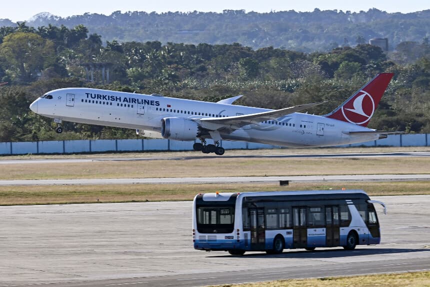Un avión de Turkish Airlines despega del Aeropuerto Internacional José Martí de La Habana el 9 de febrero de 2026. (YAMIL LAGE / AFP a través de Getty Images)