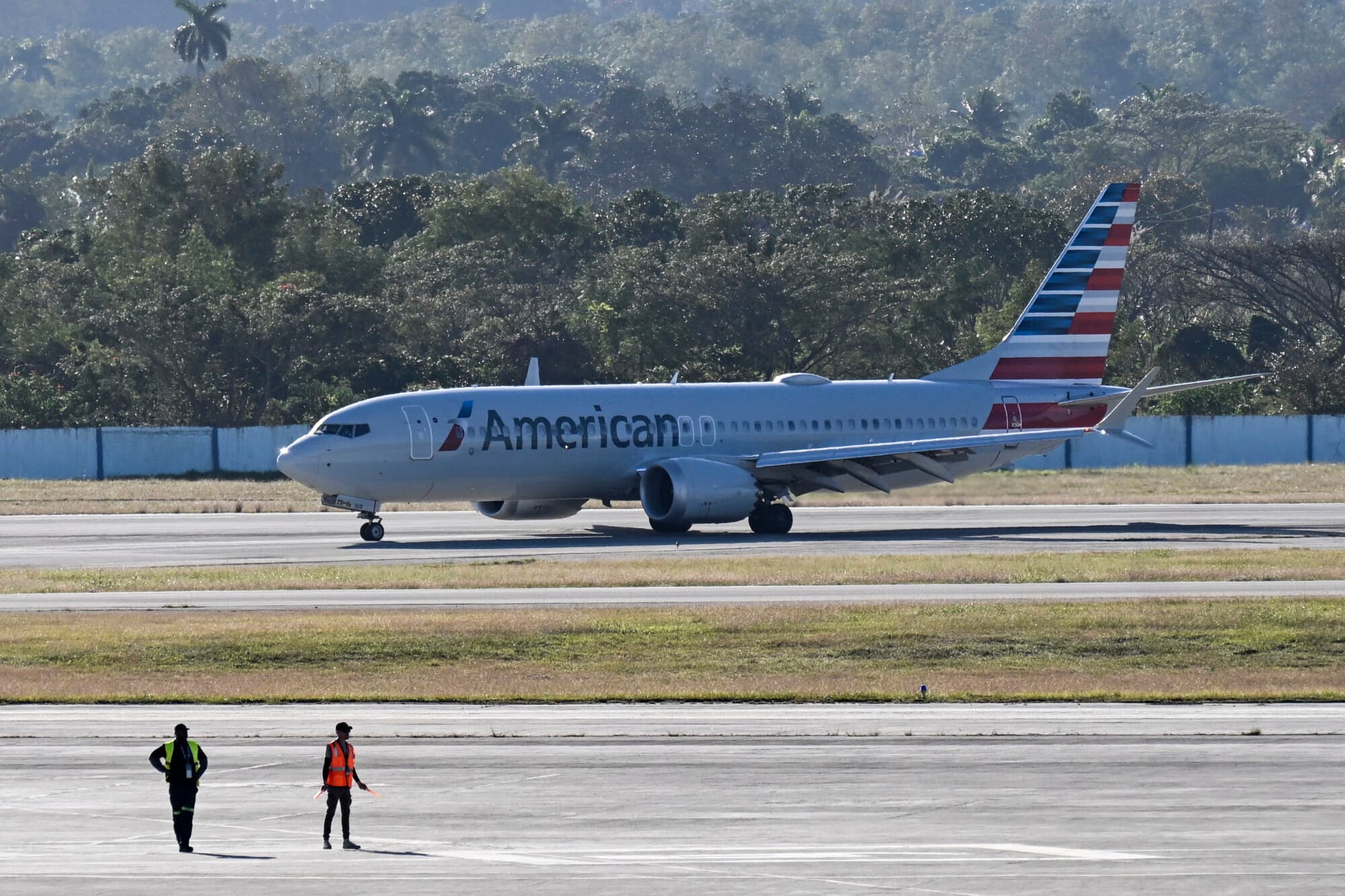 Un avión de American Airlines en la pista del Aeropuerto Internacional José Martí de La Habana el 9 de febrero de 2026. (YAMIL LAGE / AFP a través de Getty Images)