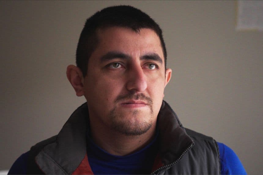 Alberto Castañeda Mondragón posa para una foto en un departamento, el miércoles 4 de febrero de 2026, en St. Paul, Minnesota. (Foto AP/Mark Vancleave)