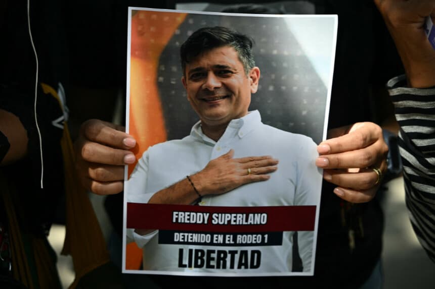 Un manifestante sostiene una foto del político opositor venezolano encarcelado Freddy Superlano Salinas mientras los familiares de los presos políticos protestan frente a la fiscalía general en Caracas el 20 de enero de 2026. (RONALDO SCHEMIDT / AFP a través de Getty Images).