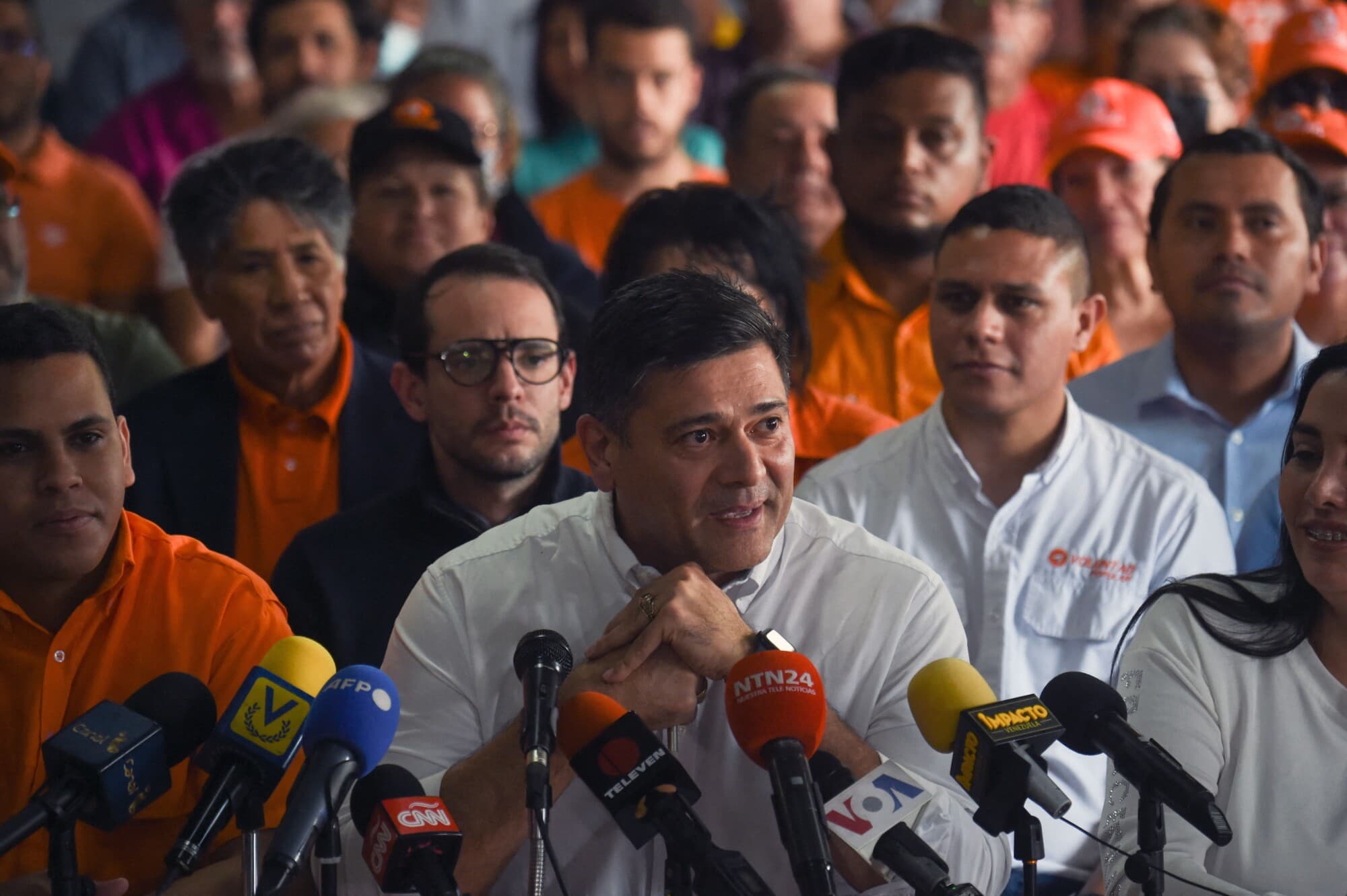 <em>El coordinador político del partido opositor Voluntad Popular, Freddy Superlano durante una rueda de prensa para anunciar la candidatura del político opositor Juan Guiado para las elecciones primarias de 2023, en Caracas, el 7 de marzo de 2023. (MIGUEL ZAMBRANO/AFP vía Getty Images)</em>
