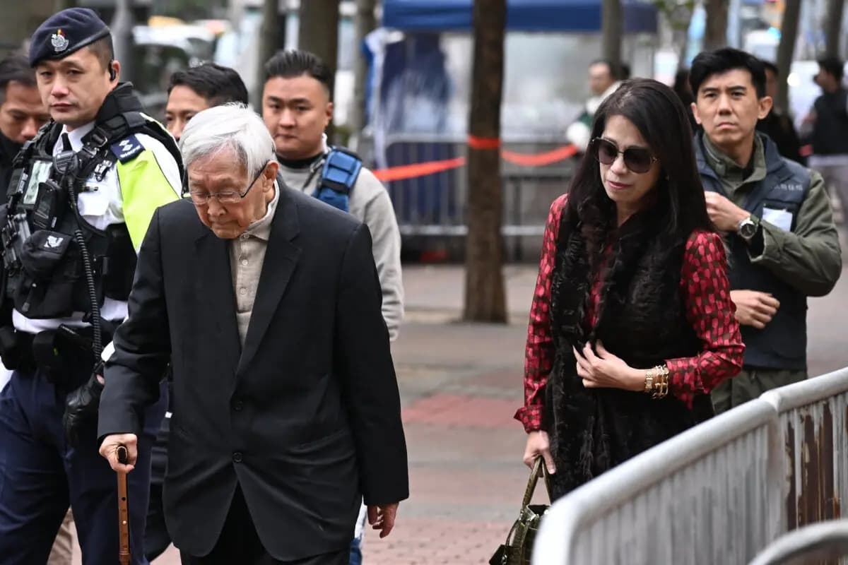 Teresa Lai (derecha), esposa del exmagnate de los medios de comunicación Jimmy Lai, y el cardenal Joseph Zen, obispo católico jubilado de Hong Kong (izquierda), llegan al Tribunal de Magistrados de West Kowloon para la sentencia de Jimmy Lai, en Hong Kong, el 9 de febrero de 2026. (Peter Parks/AFP vía Getty Images)