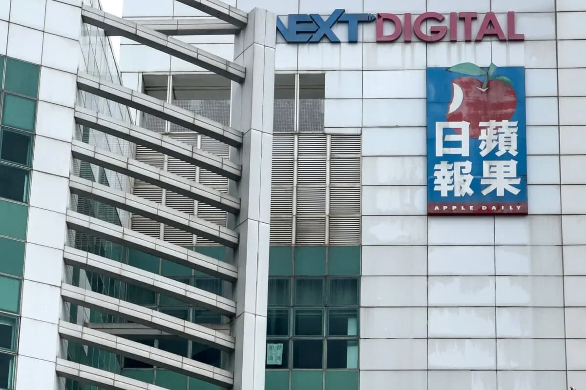 Un cartel (abajo a la derecha) con las palabras "Hong Kong add oil", una expresión que significa "seguir adelante", se exhibe en una de las ventanas de la oficina cerrada del periódico Apple Daily en Hong Kong el 9 de febrero de 2026. (Yan Zhao/AFP vía Getty Images)