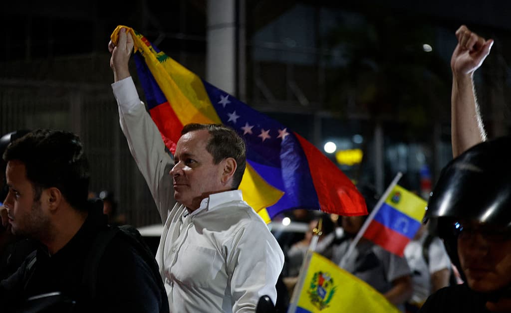 El líder político venezolano Juan Pablo Guanipa (derecha) tras su liberación en Caracas el 8 de febrero de 2026. (Pedro MATTEY / AFP a través de Getty Images)