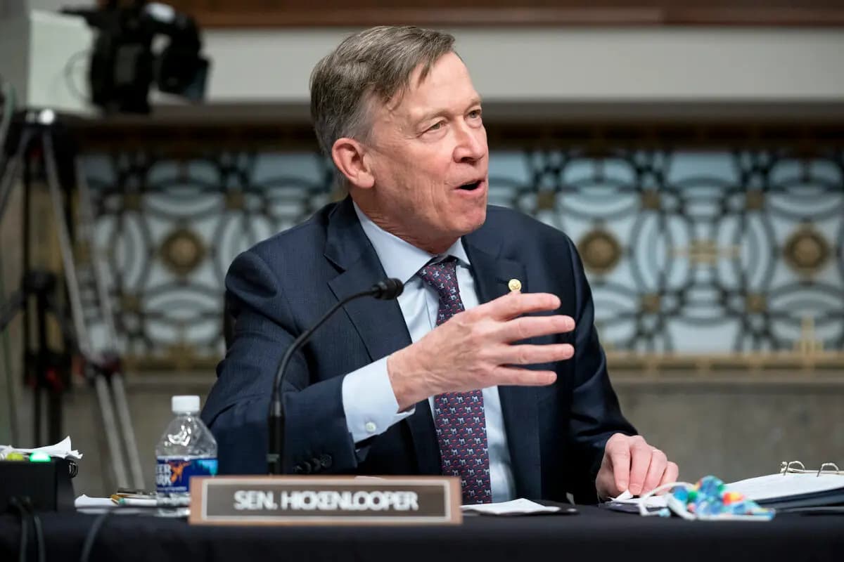 El senador John Hickenlooper (D-Colo.) durante una audiencia del comité del Senado en el Capitolio, en Washington, el 11 de enero de 2022. (Greg Nash/Getty Images).