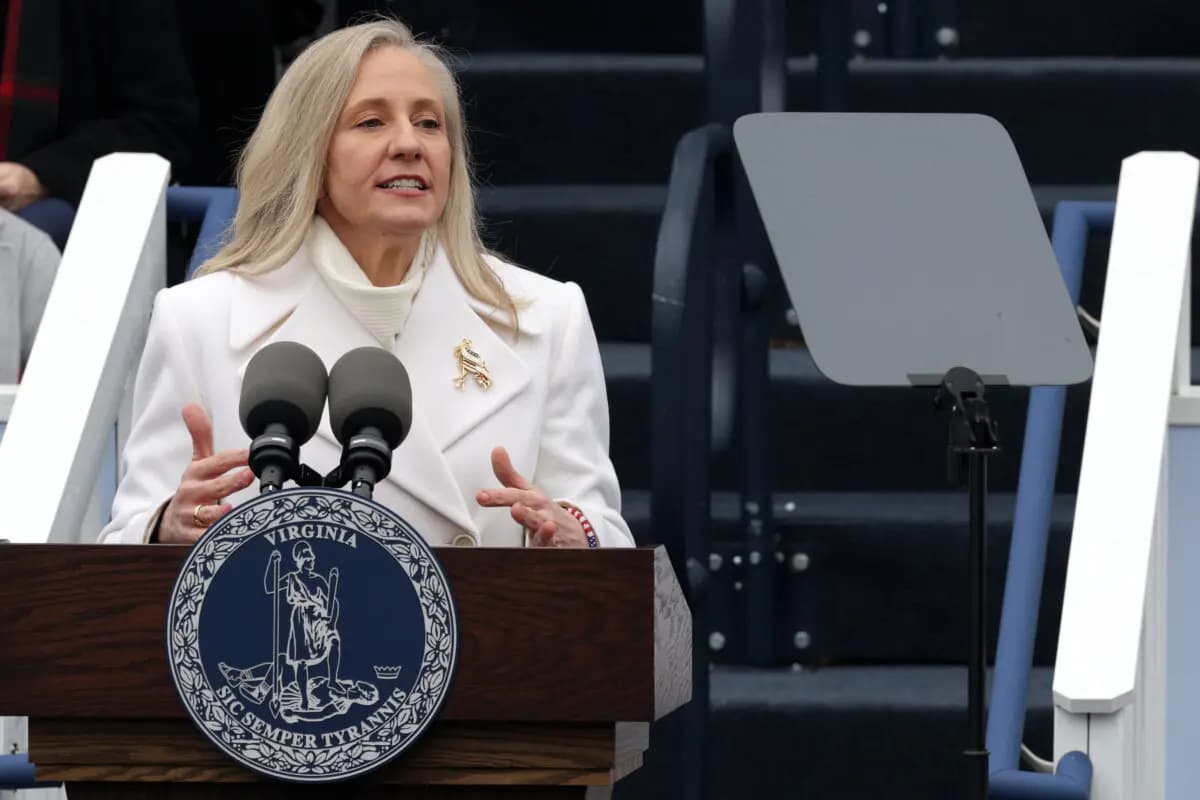 La gobernadora de Virginia, Abigail Spanberger, habla tras tomar posesión de su cargo en el Capitolio del estado de Virginia, en Richmond, Virginia, el 17 de enero de 2026. (Alex Wong/Getty Images).