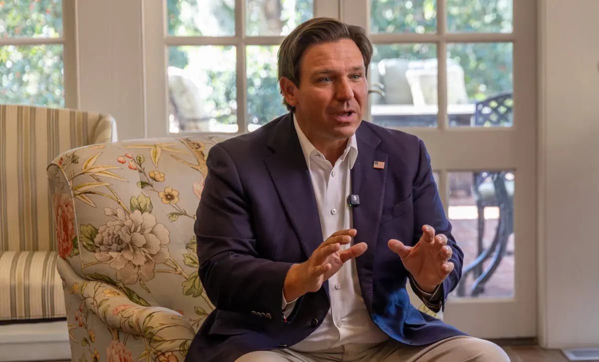 El gobernador Ron DeSantis habla con The Epoch Times en la mansión del gobernador de Florida en Tallahassee, Florida, el 16 de enero de 2026. (Natasha Holt/The Epoch Times).