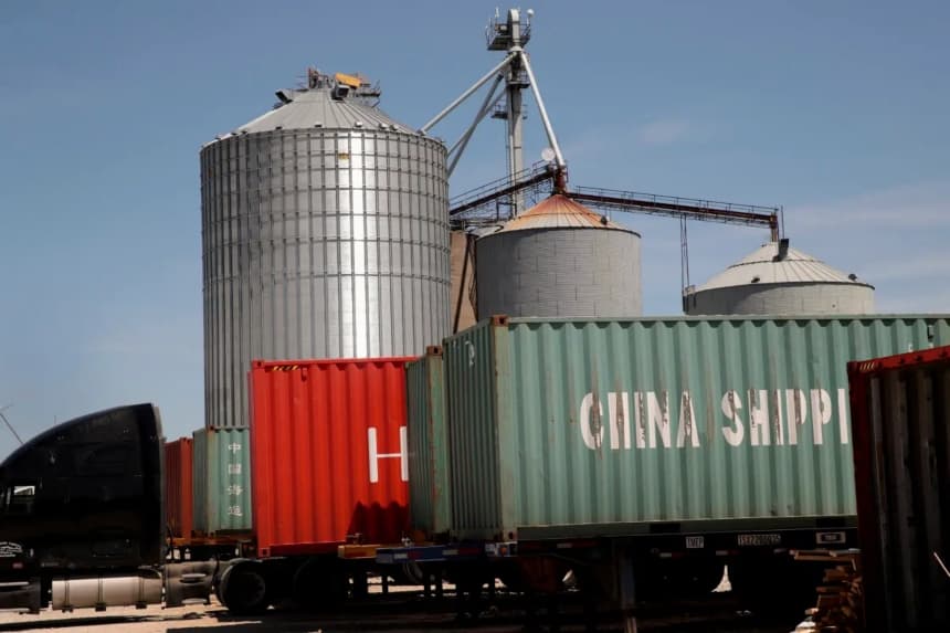 Contenedores de transporte cargados con soja en un silo de Ruff Bros. Grain en Blackstone, Illinois, el 13 de junio de 2018. (Scott Olson/Getty Images)