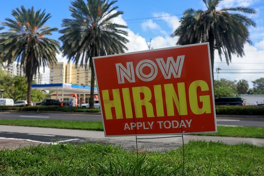 Un cartel con el mensaje "Se busca personal" colgado en el exterior de un negocio el 3 de octubre de 2025 en Miami, Florida. (Joe Raedle/Getty Images)