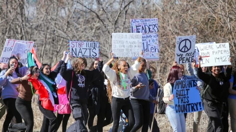 "No deberían ser un instrumento político": Padres preocupados por protestas estudiantiles anti-ICE