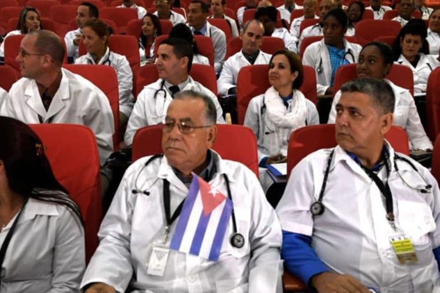 Unos 100 médicos cubanos siguen los procedimientos de inicio a su programa en Kenia el 11 de junio de 2018 en Nairobi. (SIMON MAINA / AFP / Getty Images)
