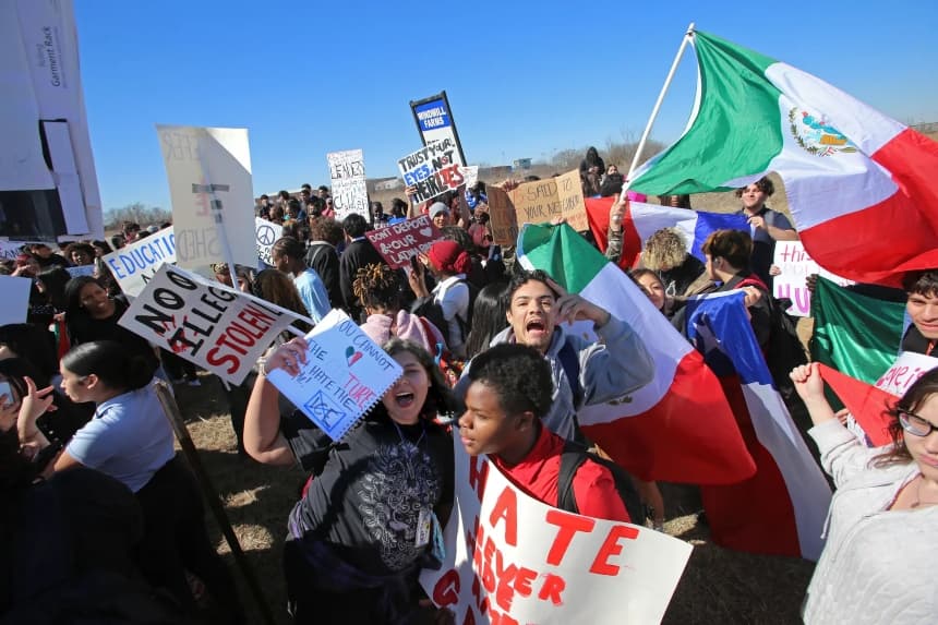 Estudiantes de la escuela secundaria North Forney High School organizan una huelga en Forney, Texas, el 5 de febrero de 2026. Unos 200 estudiantes protestaron contra el Servicio de Inmigración y Control de Aduanas durante unos 45 minutos. (Bobby Sánchez para The Epoch Times)