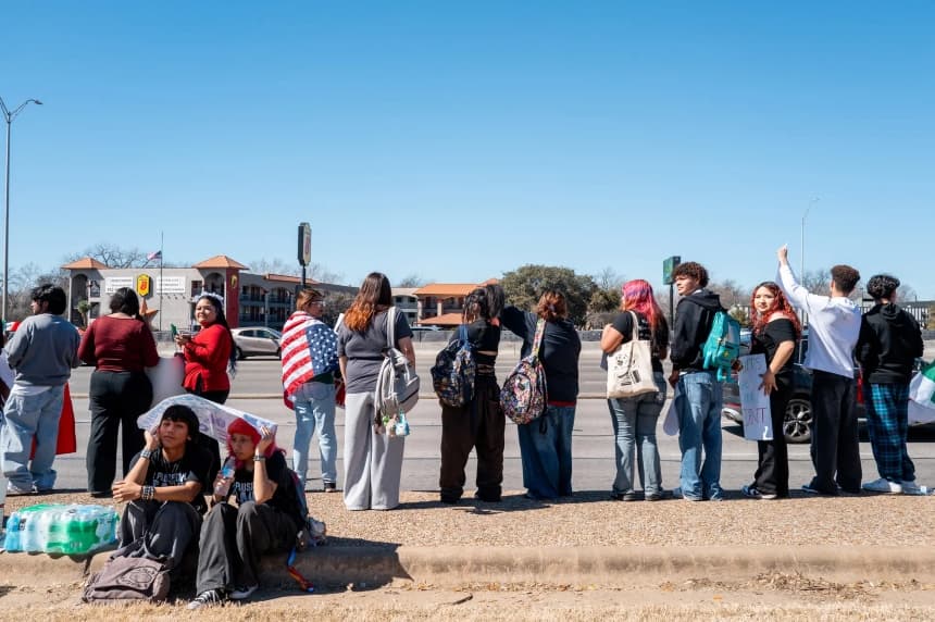 Estudiantes de secundaria organizan una huelga en protesta contra el ICE en Austin, Texas, el 6 de febrero de 2026. Estudiantes de varias escuelas secundarias del centro de Austin participaron en la huelga. (Brandon Bell/Getty Images)