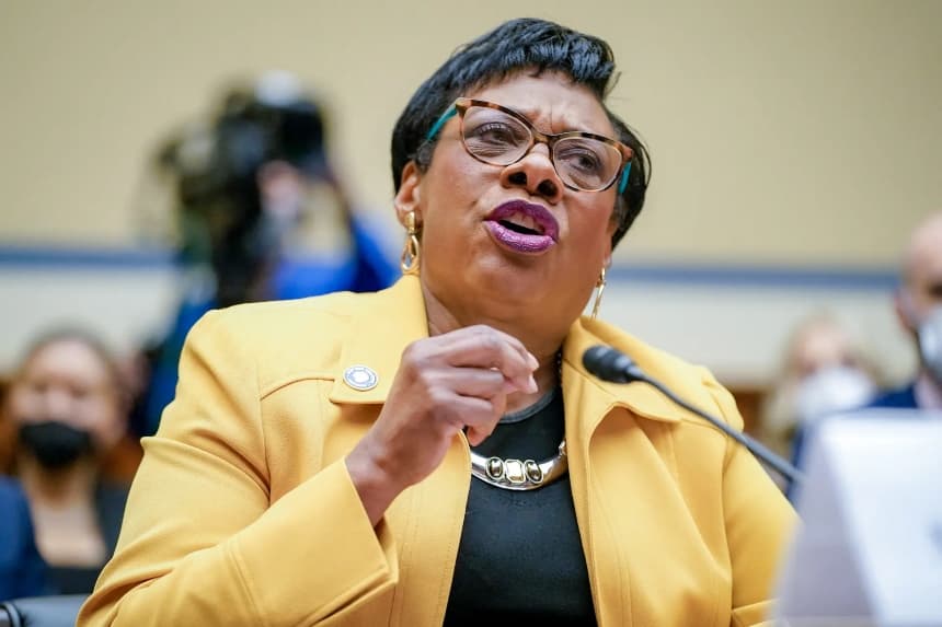 La presidenta de la Asociación Nacional de Educación, Becky Pringle, testifica durante una audiencia en la Cámara de Representantes, en Washington, el 8 de junio de 2022. Pringle apareció en un vídeo del Movimiento Sunrise dos días antes del "Día Nacional de Acción" del 30 de enero. (Andrew Harnik/Pool/AFP vía Getty Images)