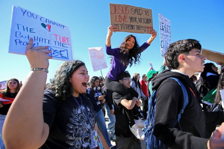 Estudiantes de la escuela secundaria North Forney participan en una huelga contra el ICE en Forney, Texas, el 5 de febrero de 2026. (Bobby Sánchez para The Epoch Times)